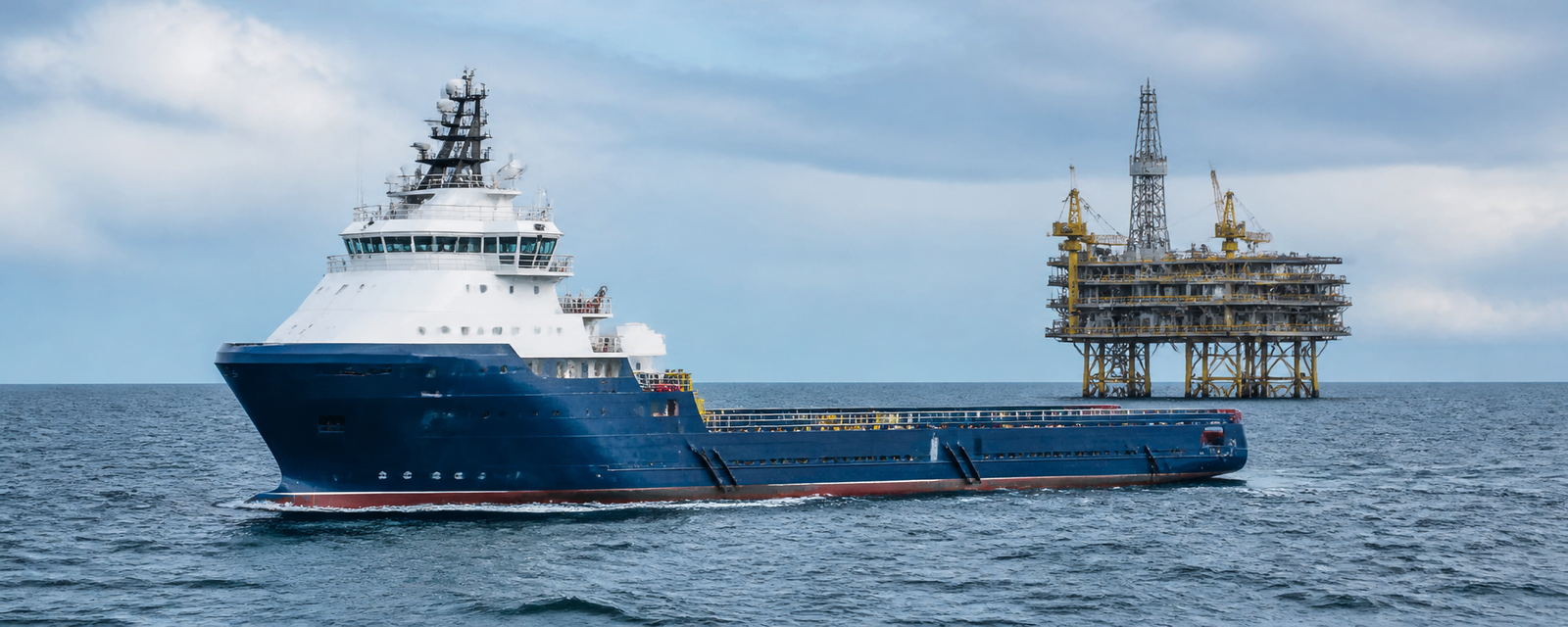 Offshore support vessel near an offshore platform